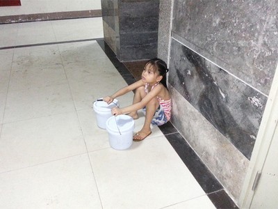 Các cư dân tại chung cư Đại Thanh phải huy động cả xô chậu để dự trữ nước