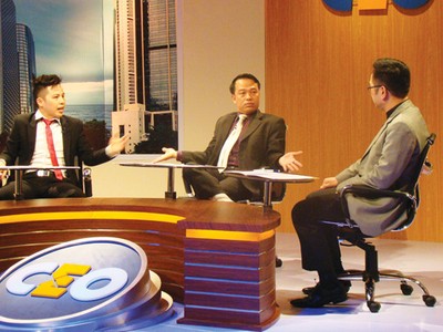 Ông Trần Hữu Đoàn (ngồi giữa) là người chơi kỳ này