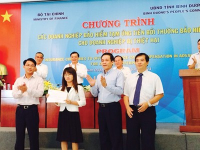 Đại diện Bảo hiểm PJICO  trao  bồi thường cho các DN bị thiệt hại