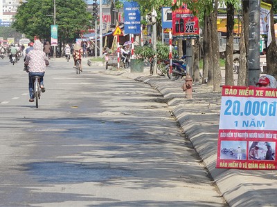 Quảng cáo phí bảo hiểm tự nguyện người ngồi trên xe 20.000 đồng/năm vẫn xuất hiện trên hè phố  