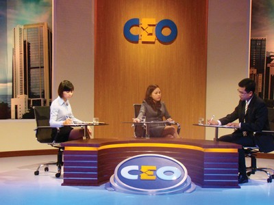 Bà Bạch Thị Lệ Thoa (giữa) tranh luận với đại diện người lao động trong chương trình 