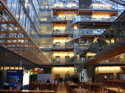 Cửa hàng lớn đang “đè” cửa hàng nhỏ bán hàng công nghệ cao