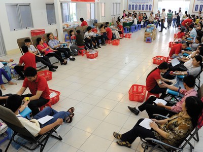 Tham gia hiến máu nhân đạo 