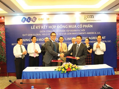 Ông Warren Baker, Giám đốc Quỹ đầu tư GEM Global Yield Fund và ông Nguyễn Thiện Phú, Phó tổng giám đốc FLC ký kết Hợp đồng đầu tư