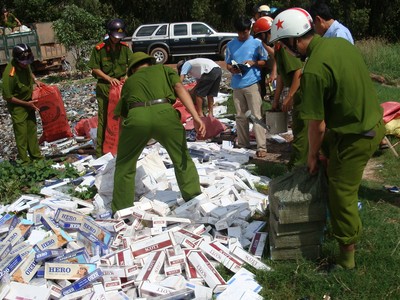 Lực lượng an ninh kinh tế Công an An Giang bắt tại chỗ một số đối tượng buôn lậu thuốc lá