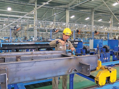 Công ty ô tô Trường Hải đã đầu tư máy dập định hình thép tấm dày hơn 5 mm, dài 12m để làm gầm xe, thùng xe ngay trong nước