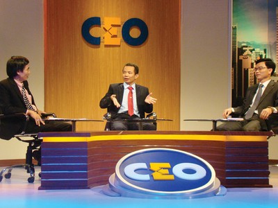 Ông Trương Duy Thắng, Chủ tịch HĐQT kiêm Tổng giám đốc Công ty cổ phần Tư vấn Thiết kế và Giám định Xây dựng Sao Việt (ngồi chính giữa) đang trao đổi quan điểm với các chuyên gia của chương trình