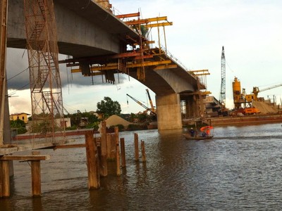 Hợp long cầu Trà Giang vượt sông Trà Lý