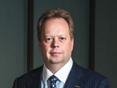 Andrew Palmer sắm vai người hùng ở Aston Martin