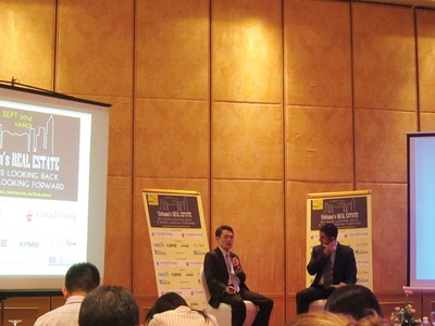 Ông Nguyễn Hữu Thủy, Tổng giám đốc VAMC (trái) trao đổi tại Hội thảo bất động sản Việt Nam