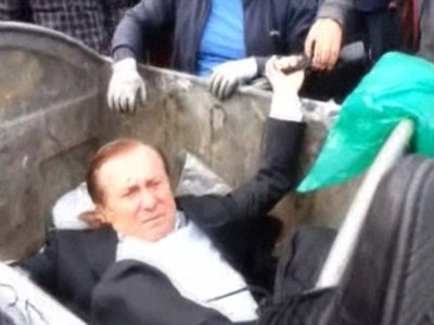 Nghị sĩ Vitaly Zhuravsky bị đám đông ném vào thùng rác (Nguồn: DM)