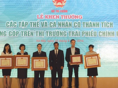Chuyên gia Dragon Capital nhận bằng khen của Bộ trưởng Bộ Tài chính