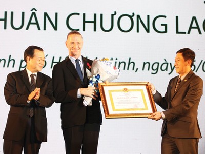 Niềm vui của ông Dominic Scriven khi đón nhận      
Huân chương Lao động hạng Ba của Nhà nước Việt Nam