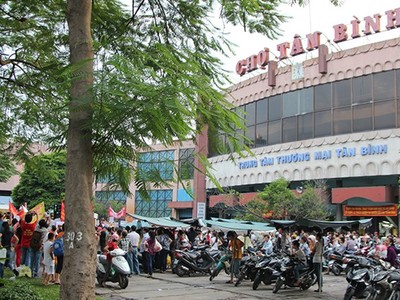 Đông đảo người dân phản đối việc xây chợ.