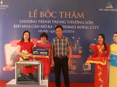 Lãnh đạo Vinhomes trao giải đặc biệt là chiếc Mercedes-Benz C200 cho khách hàng