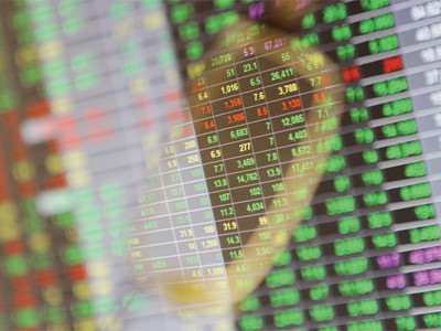 Nhiều CTCK khai thác được thông tin quan trọng từ DN niêm yết - Ảnh: Hoài Nam
