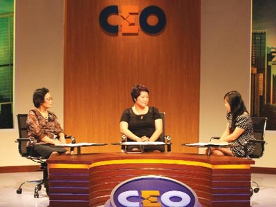 Bà Nguyễn Thị Xuân Hồng, Giám đốc Công ty TNHH Sản xuất điện tử Hiệp Hưng (giữa) trong vai trò CEO