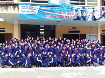 Học sinh Trường Phổ thông Dân tộc Bán trú THCS Lũng Cú mặc áo ấm do DHG trao tặng