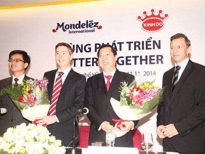 Ông Trần Kim Thành, Chủ tịch HĐQT Kinh Đô (thứ hai từ phải sang) và ông Tim Cofer, Phó chủ tịch cấp cao Tập đoàn Mondelez (thứ hai từ trái sang) tại Lễ ký Thỏa thuận mua bán cổ phần của BKD - Ảnh: Lê Toàn