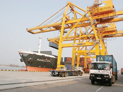 Một trong những lý do khiến doanh thu của các DN cảng giảm là do đã giảm giá dịch vụ để cạnh tranh với nhau