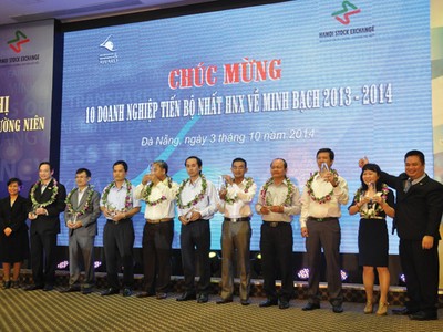 Ông Nguyễn Vũ Quang Trung, Phó tổng giám đốc HNX và bà Vũ Thị Kim Liên, Chủ tịch Hội đồng tư vấn QTCT tại HNX chúc mừng 10 DN tiến bộ nhất về minh bạch 2013 - 2014