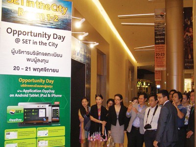 Lãnh đạo HOSE và HNX cùng các nhà báo tham dự Triển lãm chứng khoán tại Thái Lan