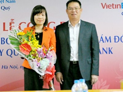 Phó tổng giám đốc VietinBank Trần Minh Bình trao quyết định bổ nhiệm cho bà Nguyễn Thị Lan 