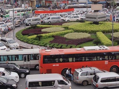 Mật độ phương tiện giao thông dày đặc, chuyện trầy xước xe như cơm bữa  