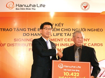 Tổng giám đốc Back Jong Kook trao tặng hơn 10.000 thẻ bảo hiểm y tế cho đại diện Hội Bảo trợ bệnh nhân nghèo TP. HCM