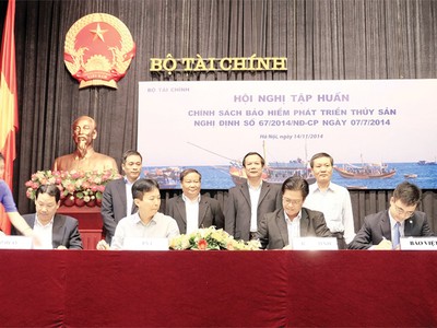 Lễ ký kết hợp đồng đồng bảo hiểm của 4 DN bảo hiểm tham gia thí điểm bảo hiểm thủy sản 