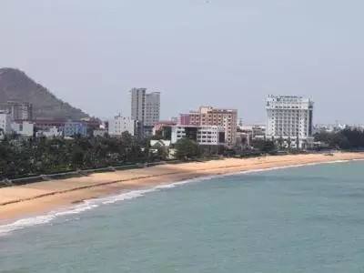 Bình Định có bờ biển dài 134 km, với những bãi tắm đẹp và danh lam thắng cảnh biển hấp dẫn