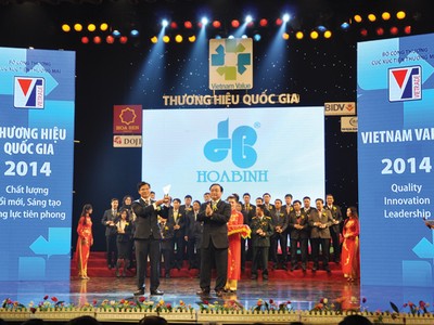 Phó Thủ tướng Hoàng Trung Hải trao biểu trưng Thương hiệu Quốc gia cho đại diện HBC