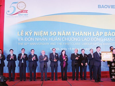 Chủ tịch HĐQT Đào Đình Thi thay mặt lãnh đạo Tập đoàn Bảo Việt đón nhận Huân chương Lao động Hạng Nhất do Phó Chủ tịch nước Nguyễn Thị Doan trao tặng