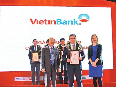 Đại diện Ban tổ chức trao chứng nhận VNR500 cho ông Trần Minh Bình, Phó tổng giám đốc VietinBank
