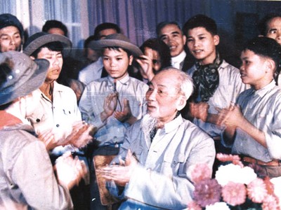 Bác Hồ gặp các cháu thiếu nhi dũng sỹ miền Nam tại Phủ Chủ tịch năm 1968.
ảnh: ttxvn