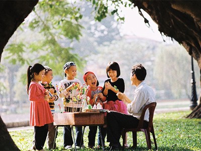 Những cổng làng êm ả, những sinh hoạt văn hóa, trò chơi dân gian như mạch nước ngầm nuôi dưỡng tâm hồn Việt