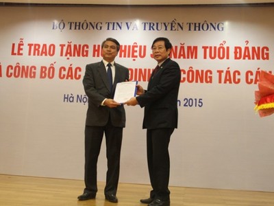 Bộ trưởng Nguyễn Bắc Son trao quyết định giao nhiệm vụ phụ trách chức vụ Chủ tịch Hội đồng thành viên Tập đoàn VNPT cho ông Trần Mạnh Hùng