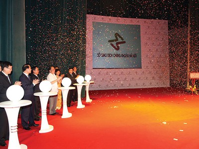 Thời khắc các vị lãnh đạo thực hiện nghi lễ ra mắt Sở GDCK Hà Nội (ngày 24/6/2009)