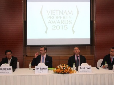 Các thành viên trong hội đồng ban giám khảo của giải thưởng Bất động sản Việt Nam tại cuộc họp báo (Ảnh: Zing) 