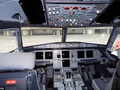 Hàng loạt hãng hàng không đã tuyên bố áp dụng quy định luôn phải có ít nhất hai người trong buồng lái