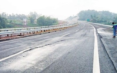 Đoạn đường bị sụt lún và xuất hiện vết nứt trên tuyến đường cao tốc Nội Bài - Lào Cai tại km 83 chiều từ Yên Bái về Phú Thọ. Ảnh: Anh Tuấn.