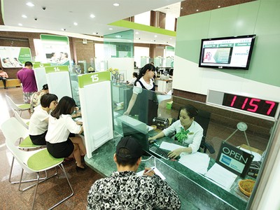 Cổ phiếu VCB - ngân hàng niêm yết lớn nhất Việt Nam, đã tăng 25% trong vòng 3 tháng cuối 2014 và đầu 2015 - Ảnh: Hoài Nam