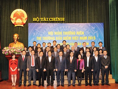 Bộ trưởng Bộ Tài chính Đinh Tiến Dũng và Thứ trưởng Trần Xuân Hà chụp ảnh lưu niệm cùng khối bảo hiểm nhân thọ
