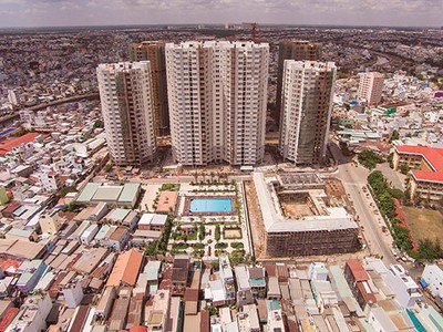 Hình thực tế tháng 5/2015 Dự án Him Lam Chợ Lớn với 1.456 căn hộ cao cấp đã xây xong, bắt đầu bàn giao cho khách hàng từ tháng 9/2015. Giai đoạn 2 của Dự án sẽ được mở bán trong tháng 6/2015 với giá 1,65 tỷ đồng/căn 85 m2 và người mua được trả chậm lên đế