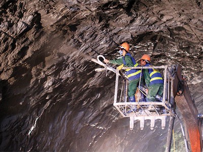 Các công nhân đang thi công hầm đường bộ Phước Tượng - Phú Gia - Ảnh: Hoài Nam