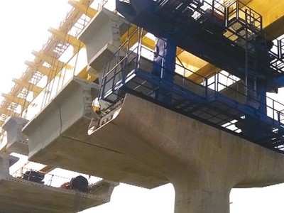 Theo công nghệ lắp hẫng cân bằng, một nhịp dầm cầu chỉ lắp trong 3 ngày. Ảnh: Lê Toàn