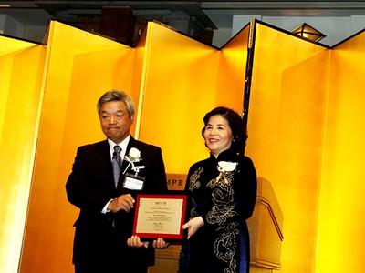 Bà Mai Kiều Liên - Chủ tịch HĐQT kiêm Tổng giám đốc Vinamilk là người Việt Nam duy nhất đoạt giải trong lĩnh vực “Kinh tế và đổi mới doanh nghiệp” của Giải thưởng Nikkei châu Á  