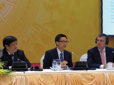 Đại sứ Australia Hugh Borrowman và Phó thủ tướng Vũ Đức Đam đồng chủ tọa tọa đàm về Kiểm soát Chất lượng nước diễn ra tại Hà Nội, tháng 3/2015