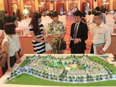 Một bộ phận người dân có thu nhập khá đã chọn bất động sản là một kênh đầu tư thay vì gởi tiền vào ngân hàng.