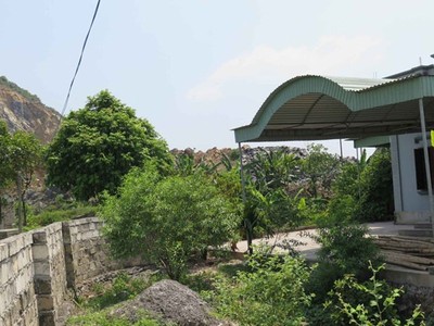 Khuôn viên nhà ông Phạm Văn Hạnh gần công trường khai thác đá Công ty Tân Phú Xuân